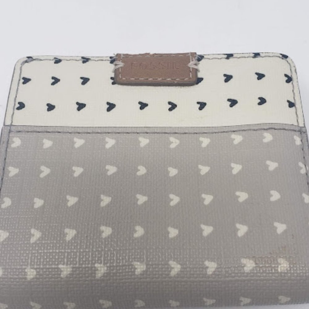 Fossil Gray And Cream Heart Pattern Wallet - image 2